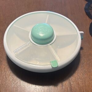 GoBe Snack Spinner in White and Mint